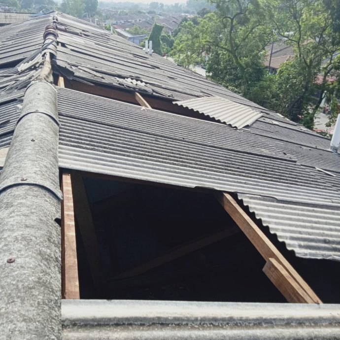 me03主文-大都会/加影美华山庄第3期3座组屋的屋瓦被大风吹走