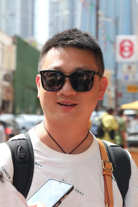 me03主文-大都会/茨厂街很多中国游客，不少人安太岁 /11图