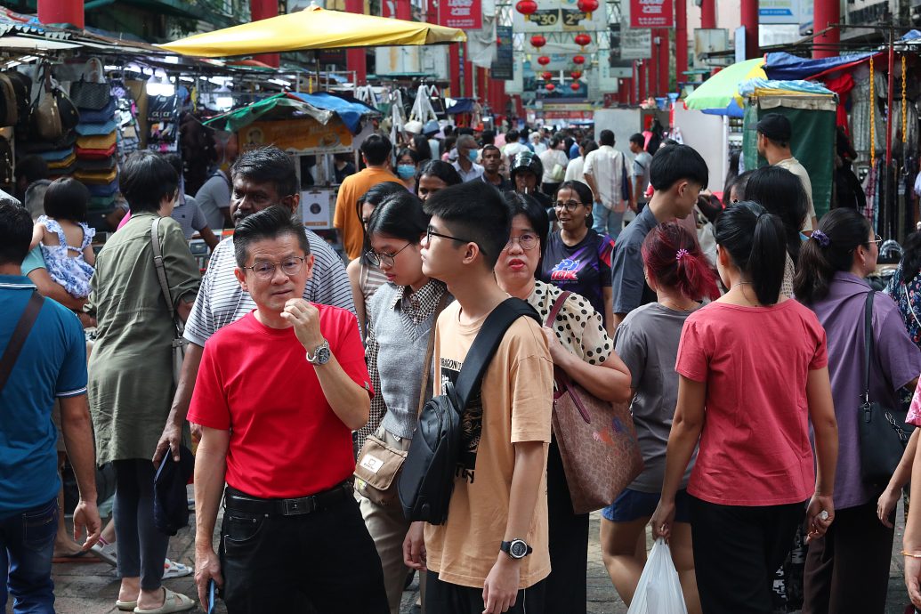 me03主文-大都会/茨厂街很多中国游客，不少人安太岁 /11图