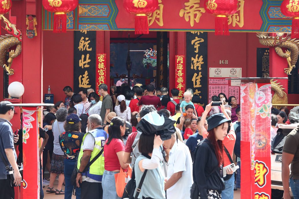 me03主文-大都会/茨厂街很多中国游客,不少人安太岁 /11图