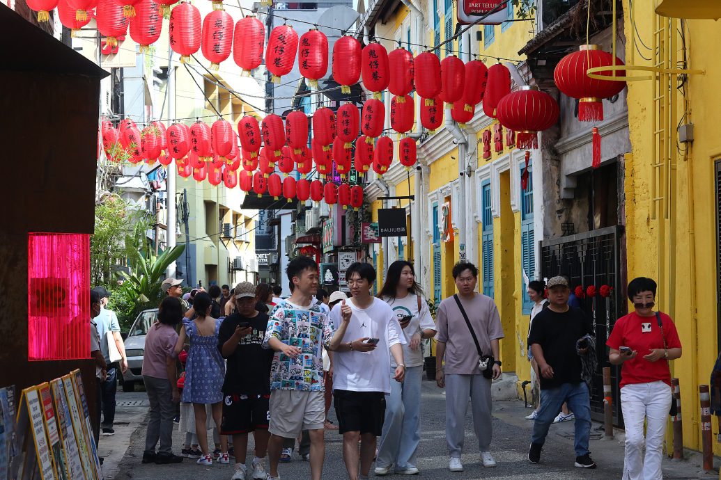 me03主文-大都会/茨厂街很多中国游客,不少人安太岁 /11图