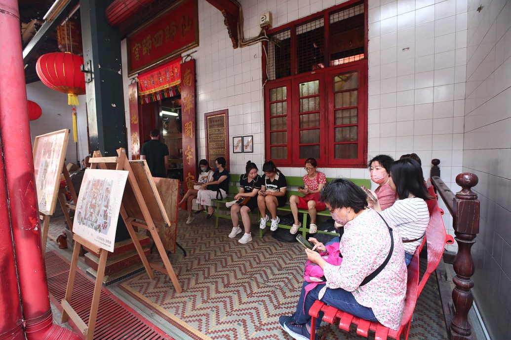 me03主文-大都会/茨厂街很多中国游客,不少人安太岁 /11图