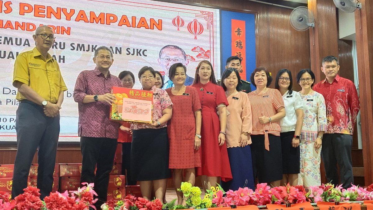 NS庇朥/ 瓜拉庇朥国会议员安南派发年柑给予149名瓜拉庇朥县华校教师。