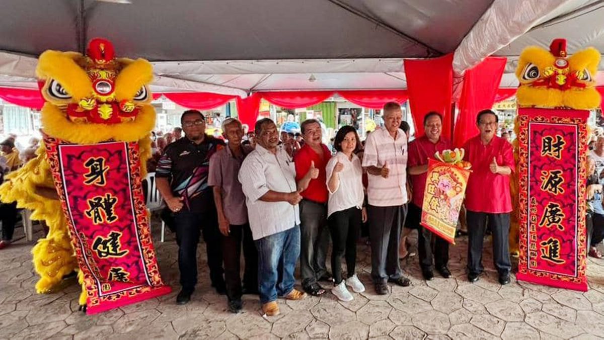 NS庇朥／依斯迈拉欣派200份新春红包及礼品予华人庆佳节