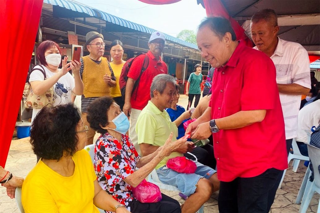 NS庇朥／依斯迈拉欣派200份新春红包及礼品予华人庆佳节