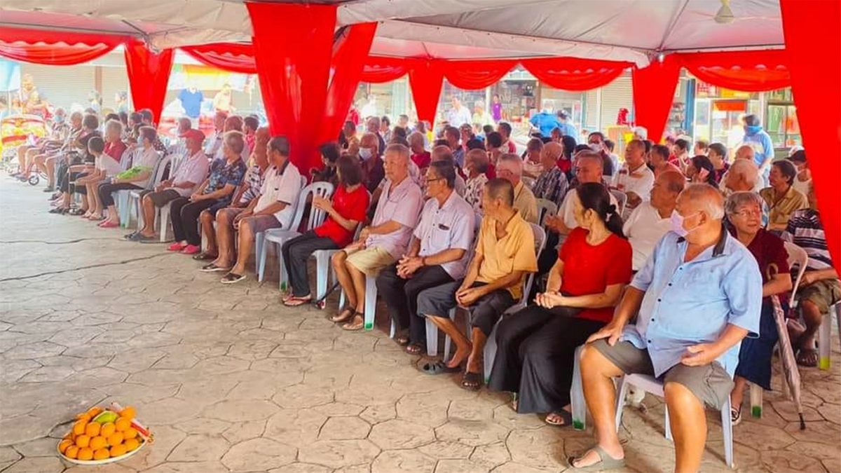 NS庇朥／依斯迈拉欣派200份新春红包及礼品予华人庆佳节