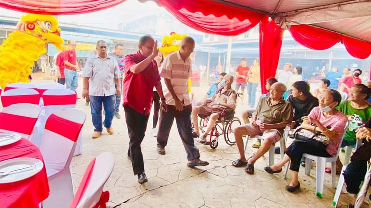 NS庇朥／依斯迈拉欣派200份新春红包及礼品予华人庆佳节