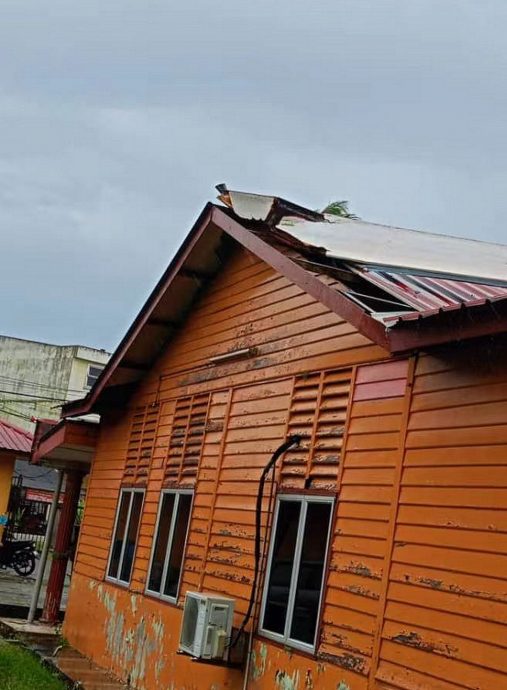 NS马口:榕吉大年初一下午狂风暴雨,两间住家屋瓦被掀开