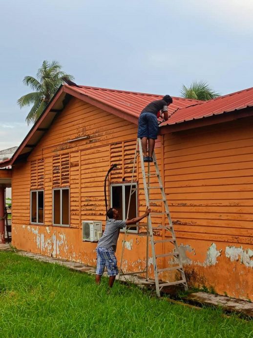NS马口:榕吉大年初一下午狂风暴雨,两间住家屋瓦被掀开