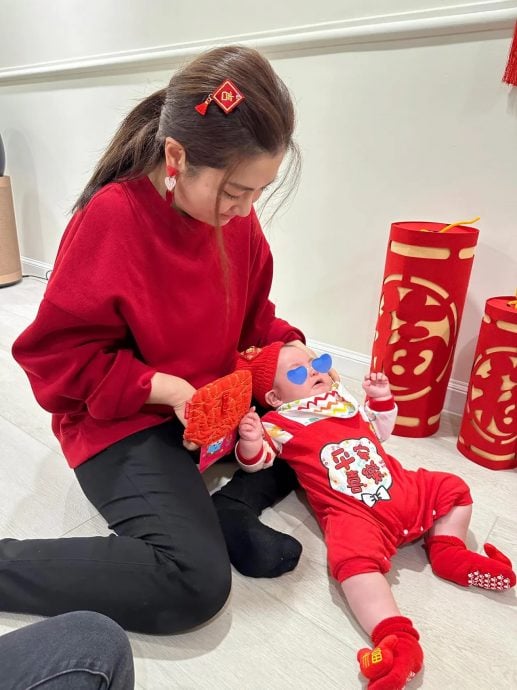 Selina甜晒全家福迎龙年 笑亏“小腰果”很大牌