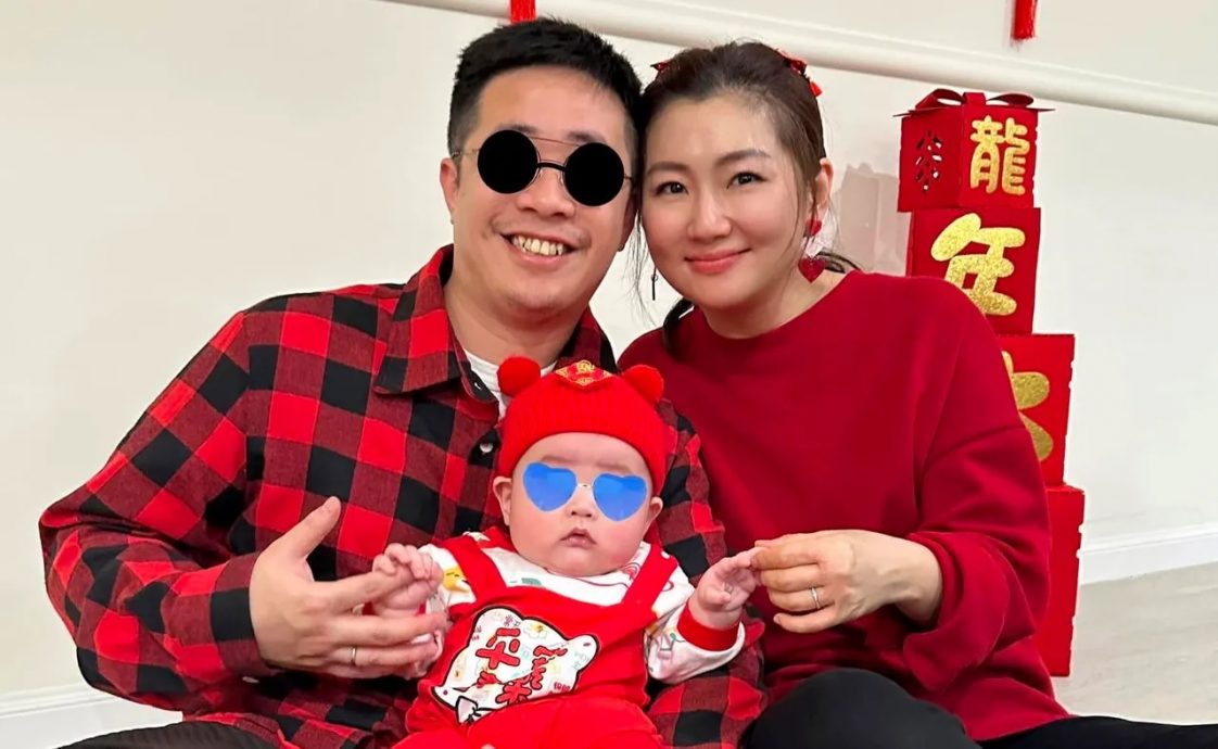 Selina甜晒全家福迎龙年 笑亏“小腰果”很大牌