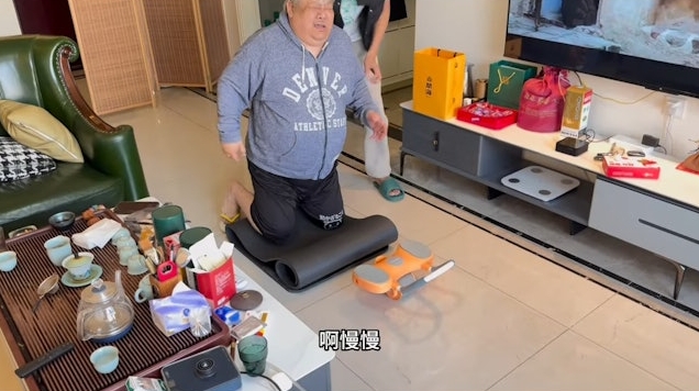 136公斤林雪挑战健腹轮 气喘站不起来急喊2字