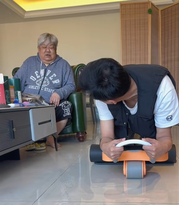 136公斤林雪挑战健腹轮 气喘站不起来急喊2字