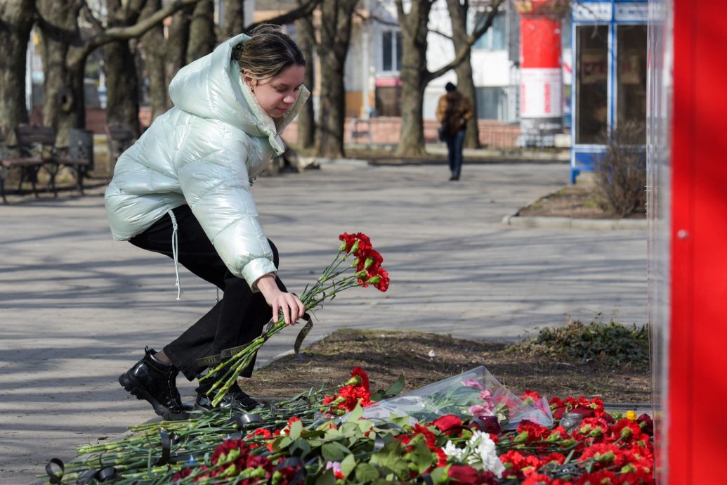 163层的哈利法塔正面显示出俄语和英语的“阿联酋支持俄罗斯”字样。