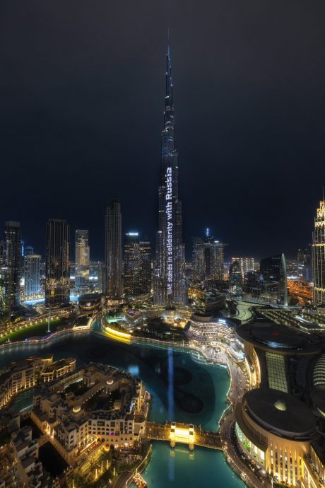 163层的哈利法塔正面显示出俄语和英语的“阿联酋支持俄罗斯”字样。