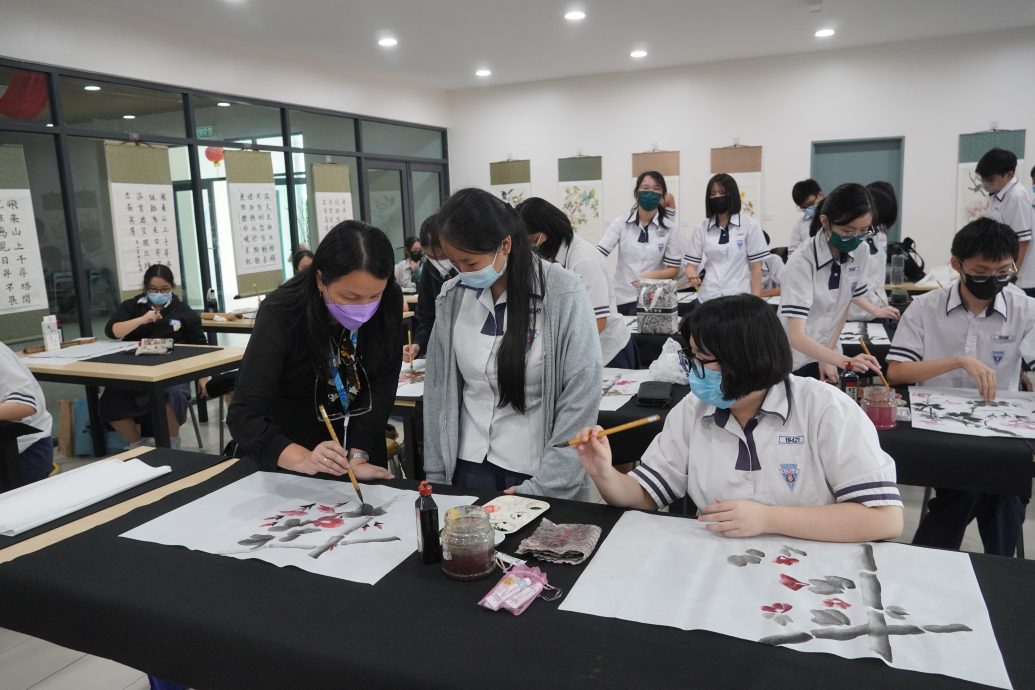 17日见报/大都会/封底/尊孔独中新楼专访