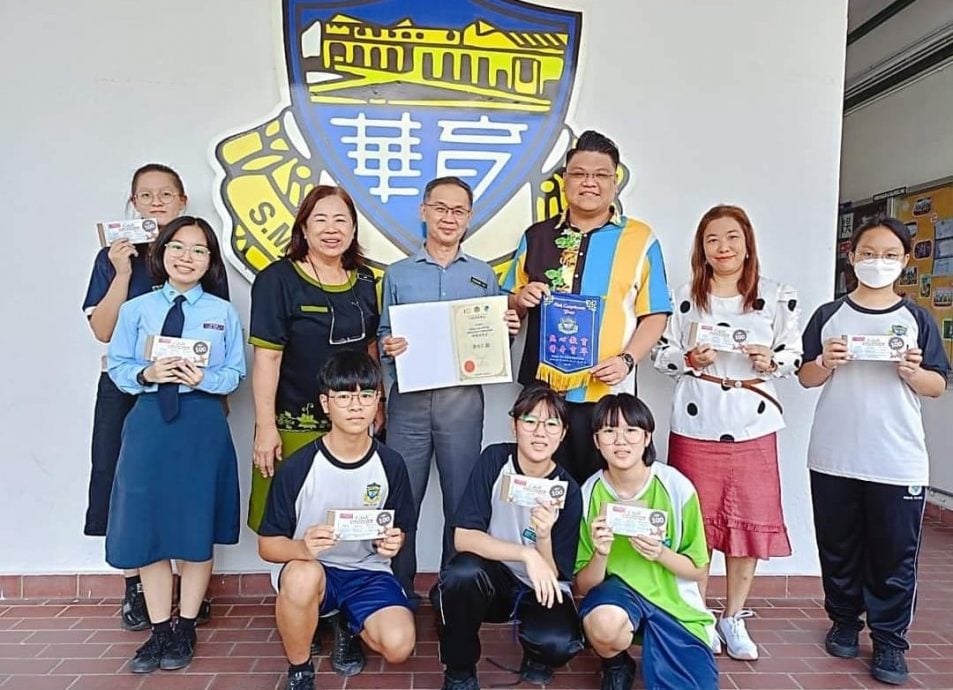 18日见报/有故事的人／助穷人配眼镜行善／4图