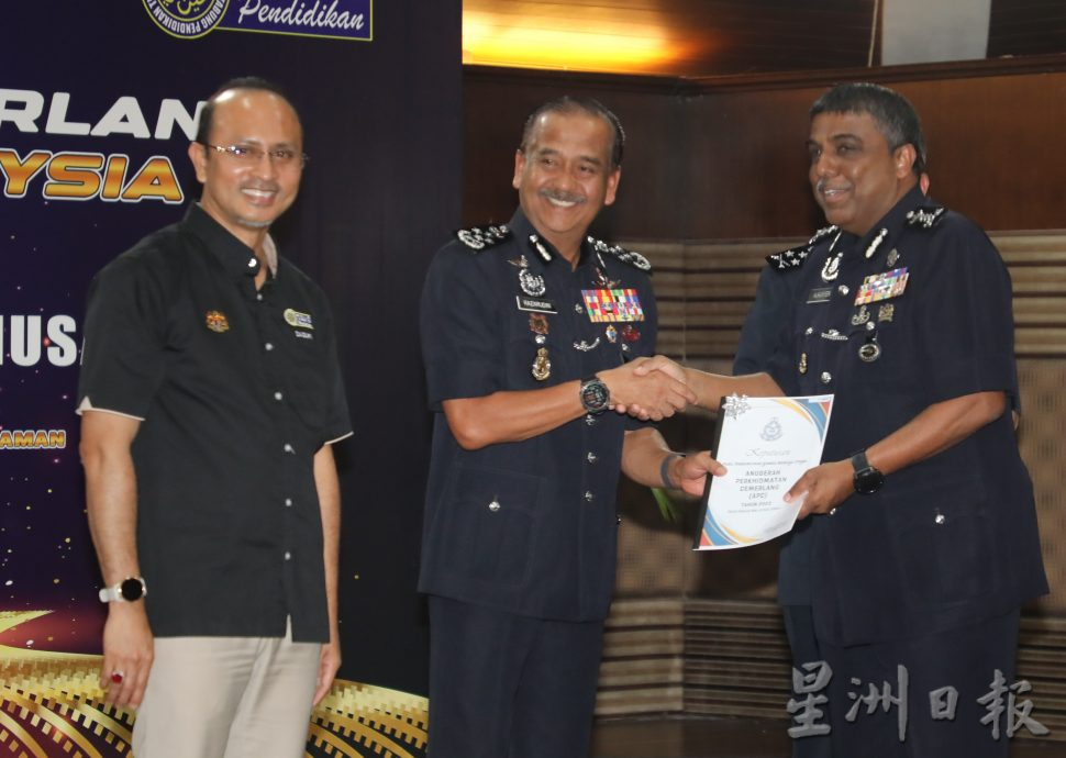 1万0413名警察和民事雇员获APC