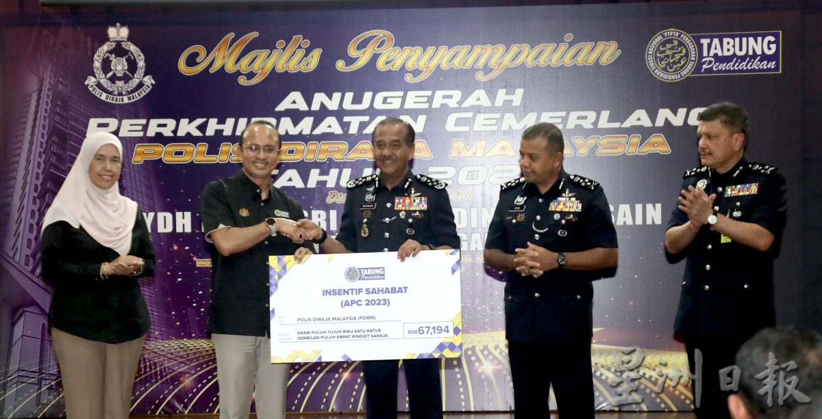 1万0413名警察和民事雇员获APC