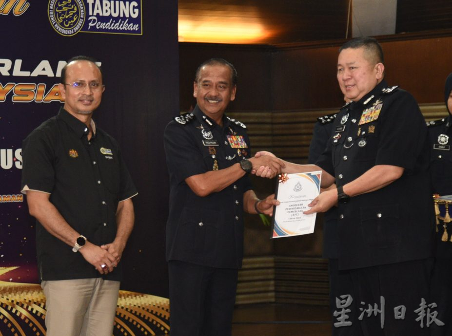 1万0413名警察和民事雇员获APC