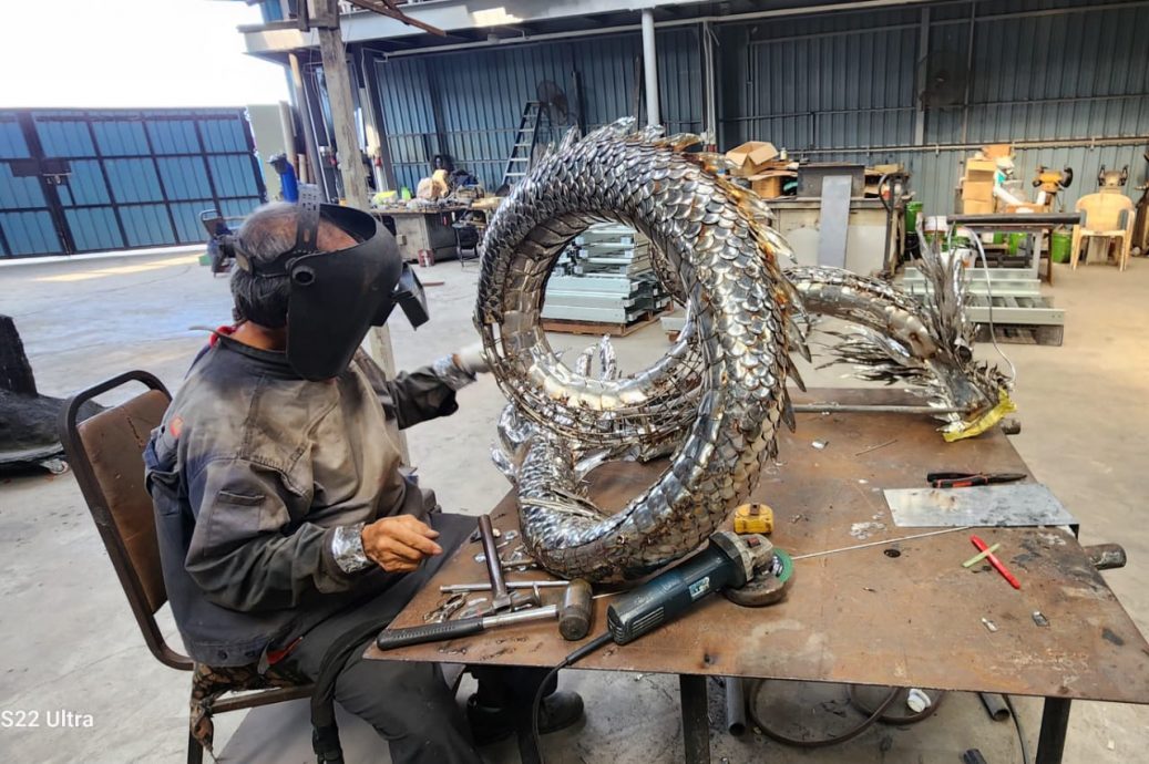 20日见报／有故事的人：制作不锈钢祥龙献给神庙