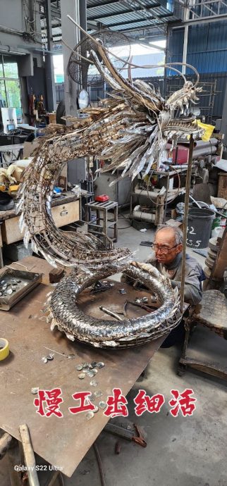 20日见报／有故事的人：制作不锈钢祥龙献给神庙