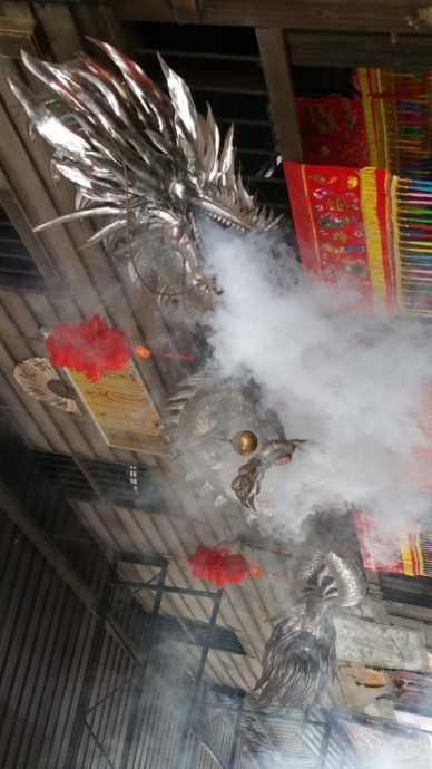 20日见报／有故事的人：制作不锈钢祥龙献给神庙