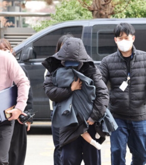  2女逼死李善均开庭！嘴硬否认勒索3亿5千万　她竟抱著爆哭娃出庭