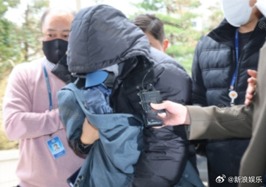  2女逼死李善均开庭！嘴硬否认勒索3亿5千万　她竟抱著爆哭娃出庭