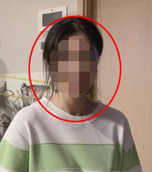  2女逼死李善均开庭！嘴硬否认勒索3亿5千万　她竟抱著爆哭娃出庭