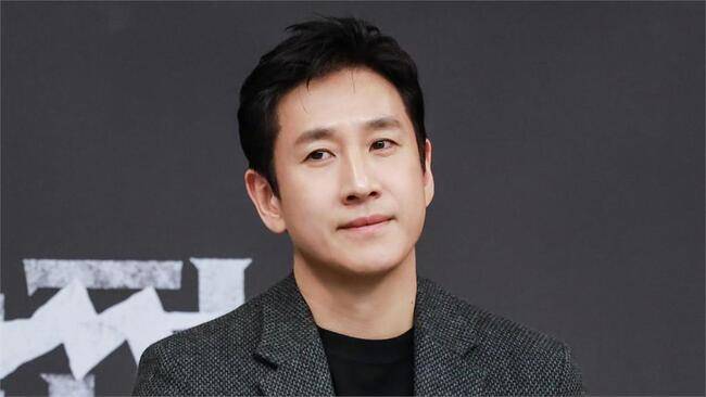  2女逼死李善均开庭！嘴硬否认勒索3亿5千万　她竟抱著爆哭娃出庭