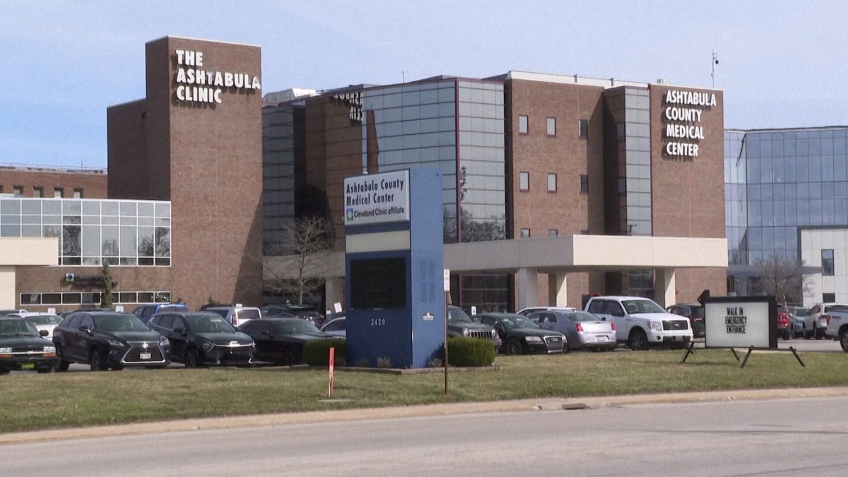 2妇载80岁翁遗体去银行提款 之后弃尸医院急症室外