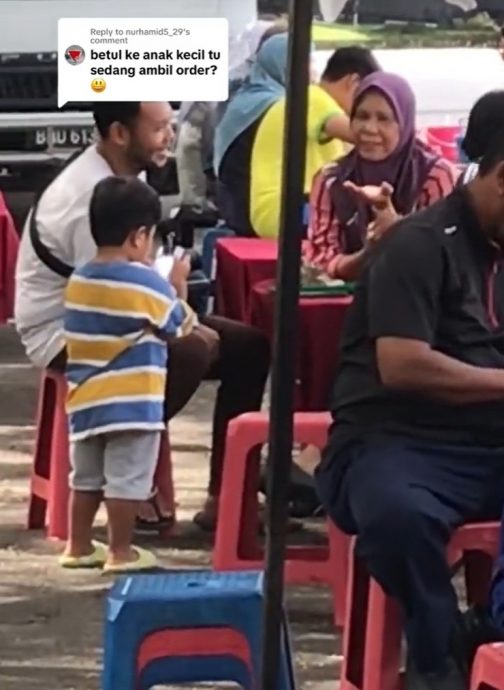 2岁半男童帮顾客下单计账 网赞好可爱!