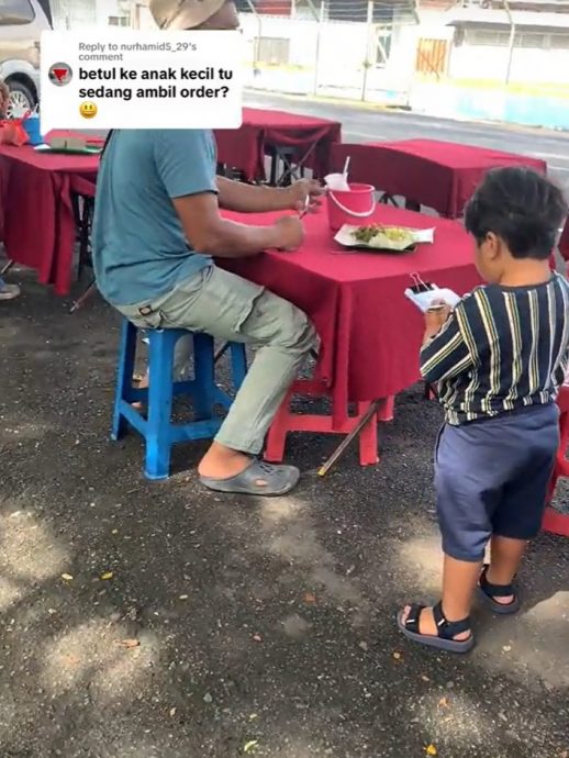 2岁半男童帮顾客下单计账 网赞好可爱!
