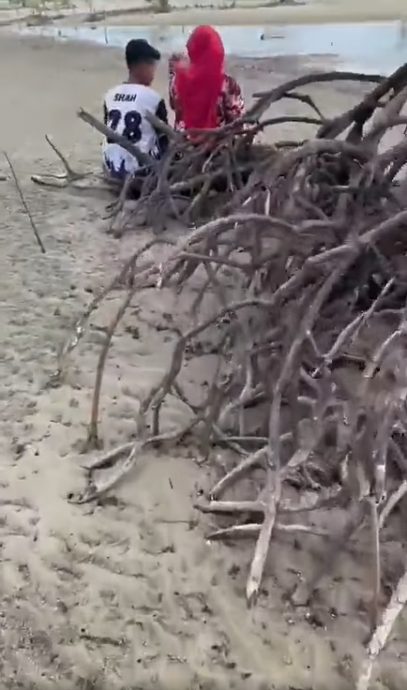 37岁女教师与17岁师生恋 警:曾在图书馆亲吻搂抱