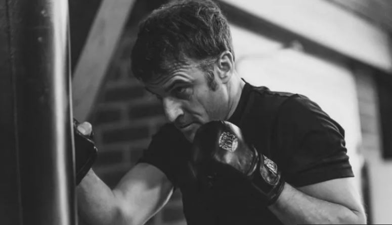 46岁马克龙勤练拳 晒精壮二头肌 网民质疑修图