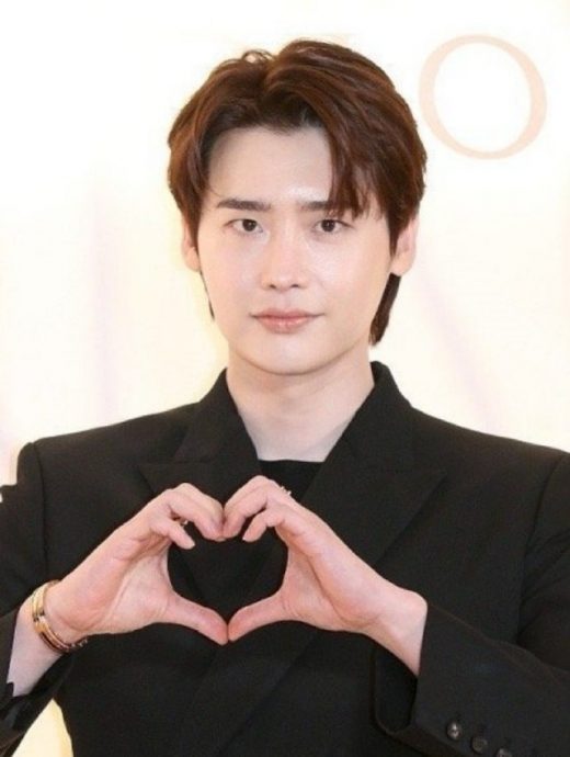  李钟奭同框Lisa 被吐槽满脸油光