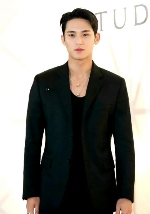  李钟奭同框Lisa 被吐槽满脸油光