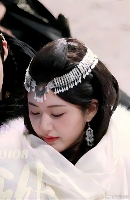 赵露思被抓包造型撞杨紫 双方粉丝开呛互撕