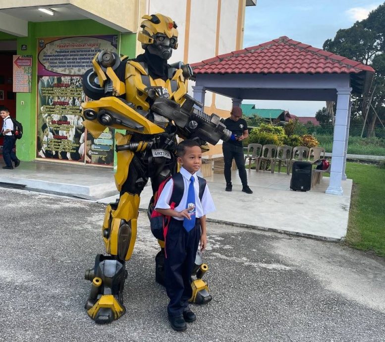 “变形金刚”“蛙蛙”校门口迎接 教育部:助学生快乐上学