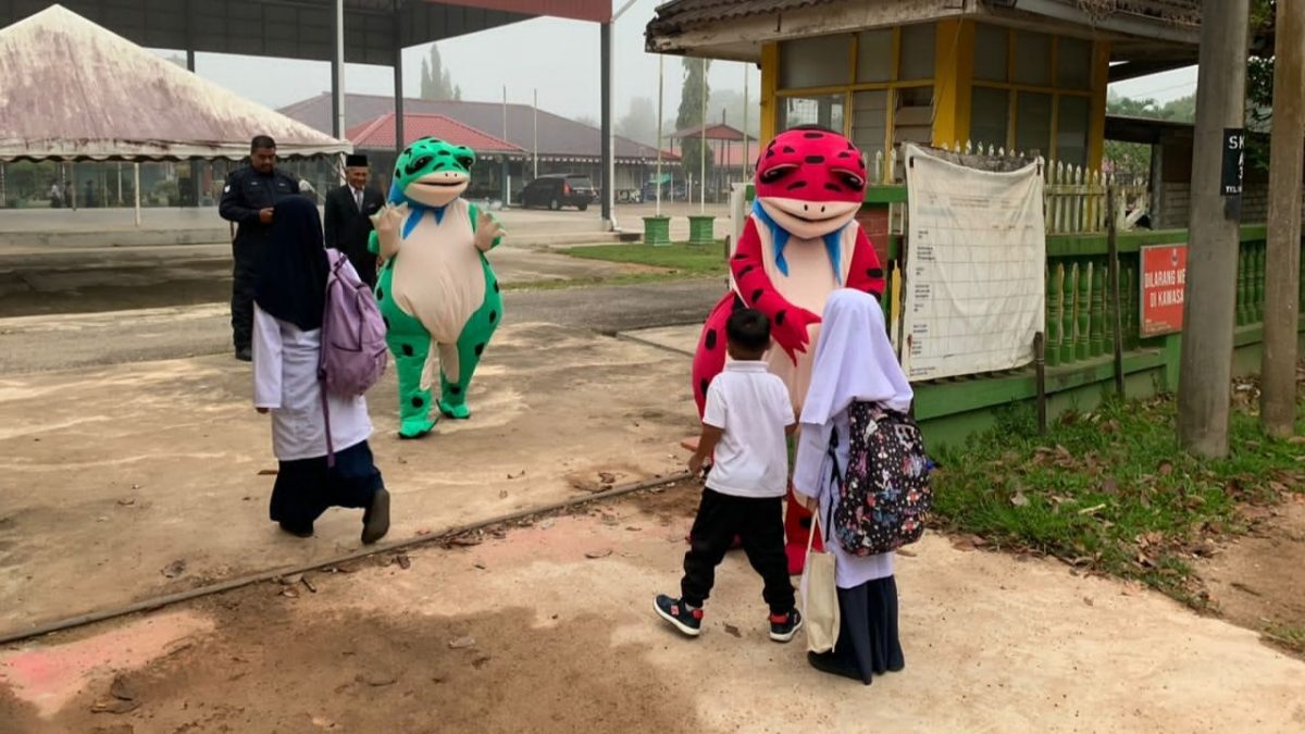 “变形金刚”“蛙蛙”校门口迎接 教育部:助学生快乐上学