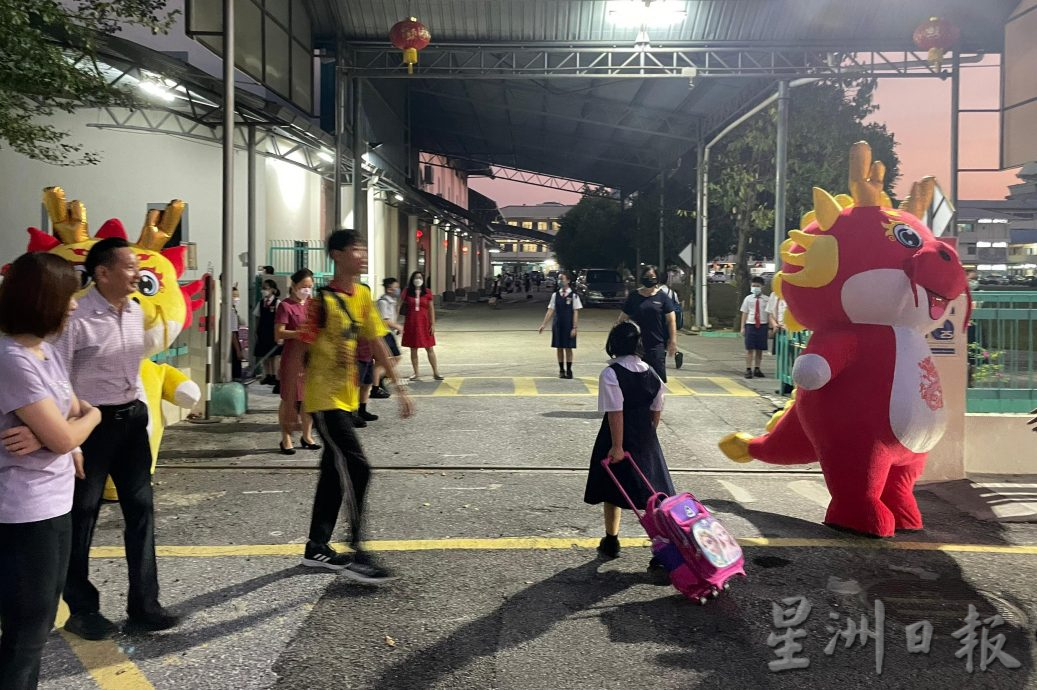“宝宝龙”迎学生 新学年开学啰！