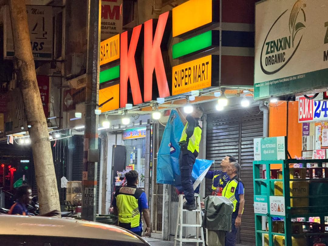 “我们要求挂道歉布条它却挂别的!”阿克马:州政府已对KK便利店执法