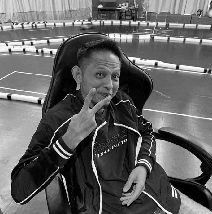 “爸用力推我到路边后被辗死”女儿悲痛：摩托被撞了2次