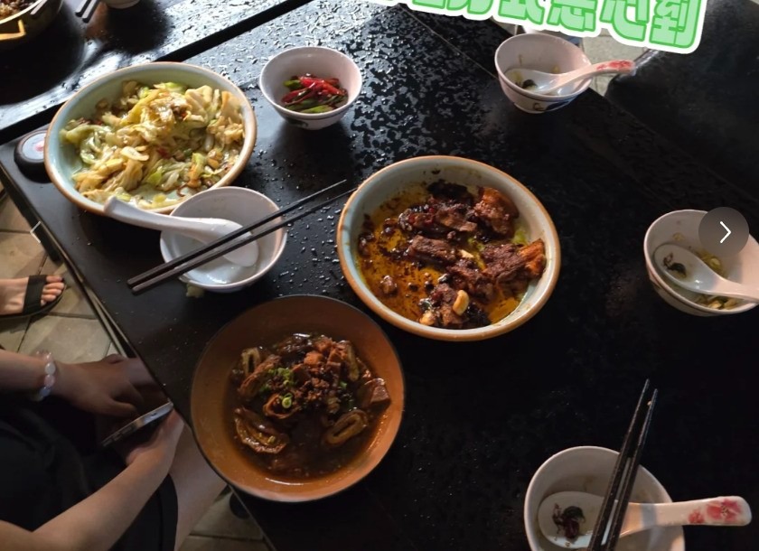 “餐馆要我们吃下淋过雨的菜”顾客:接受不到!