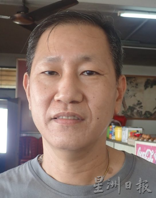 ★3月2日刊登/大霹雳封底主文/【老茶室情怀】/怀旧艺术品茶交融的茶室 中央饮食中心水墨画书法挂满堂