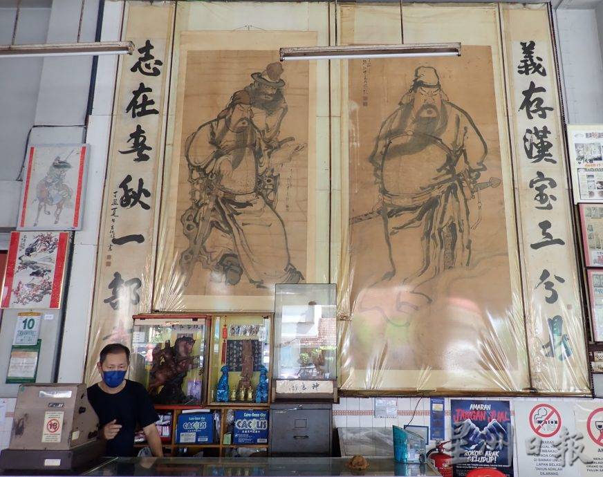 ★3月2日刊登/大霹雳封底主文/【老茶室情怀】/怀旧艺术品茶交融的茶室 中央饮食中心水墨画书法挂满堂