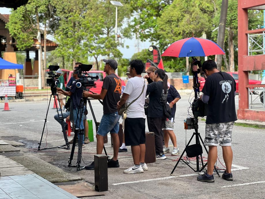 《913回家》巴里文打取景 天气太热剧组受不了