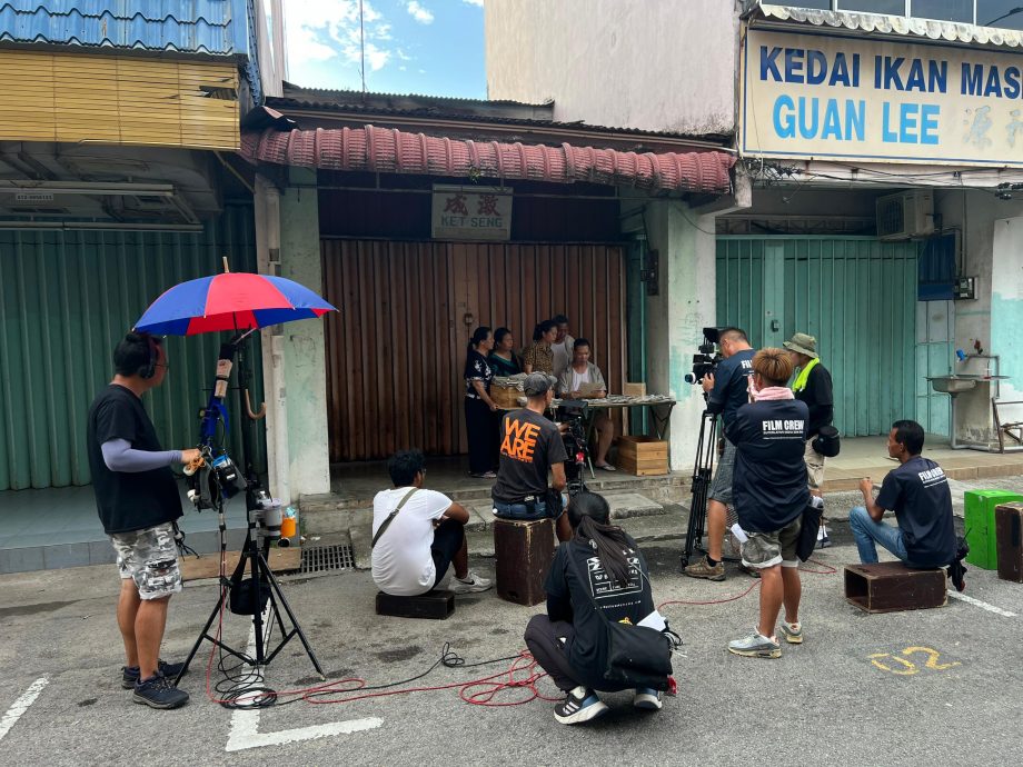 《913回家》巴里文打取景 天气太热剧组受不了