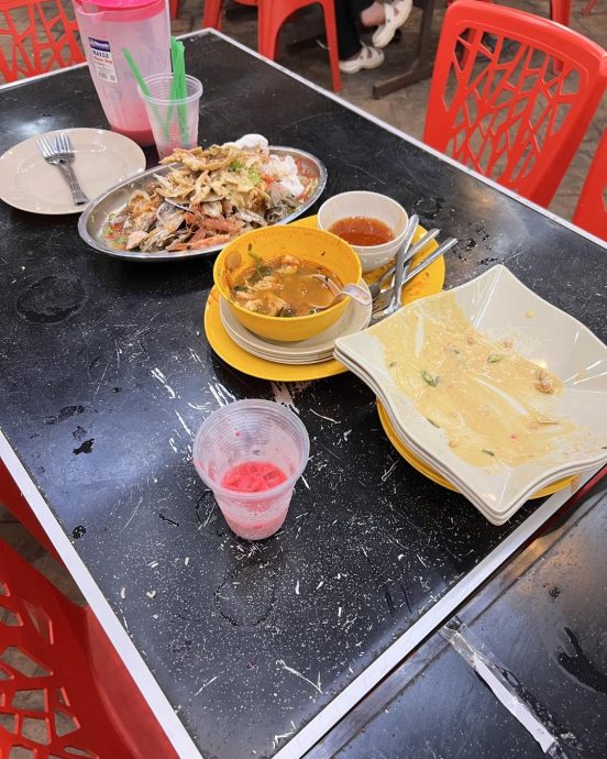 一家四口餐后自动收拾餐桌 体贴顾客感动烧鱼餐厅